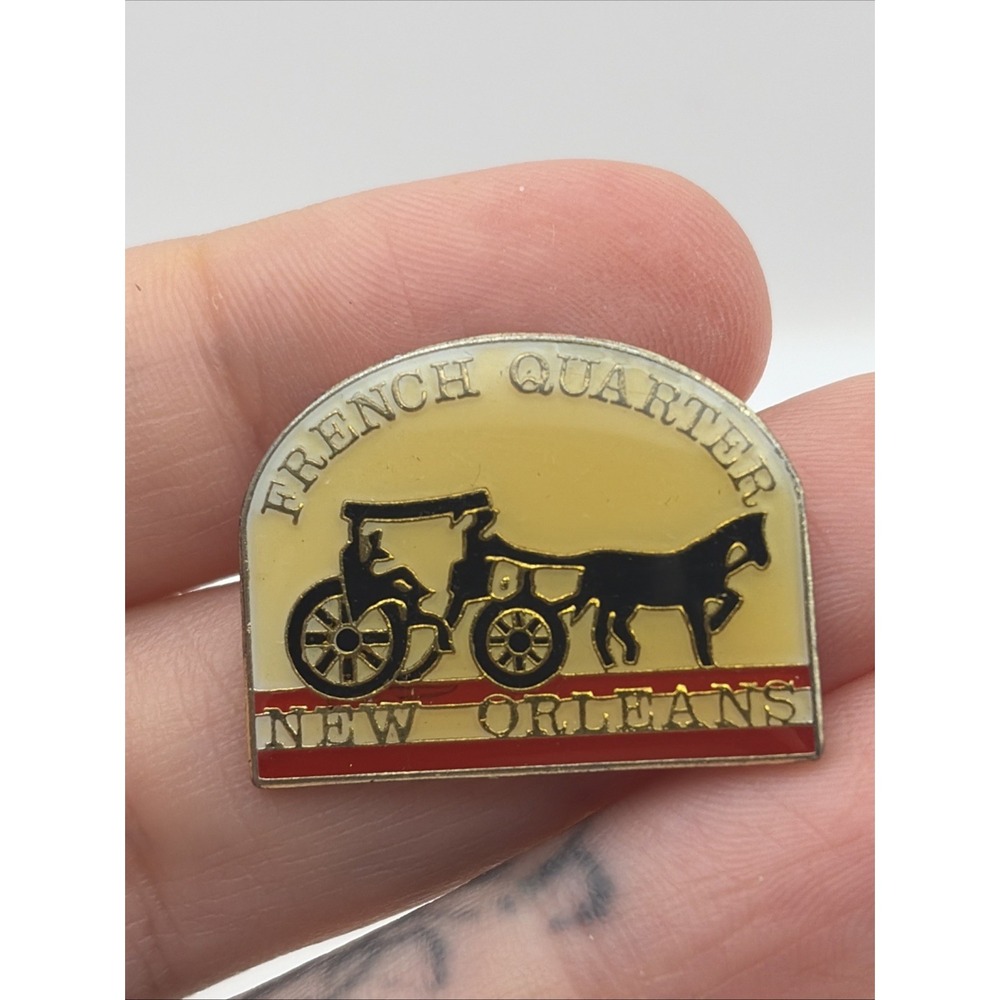 Vintage French Quarter New Orleans Horse Drawn Carriage Lapel Hat Pin